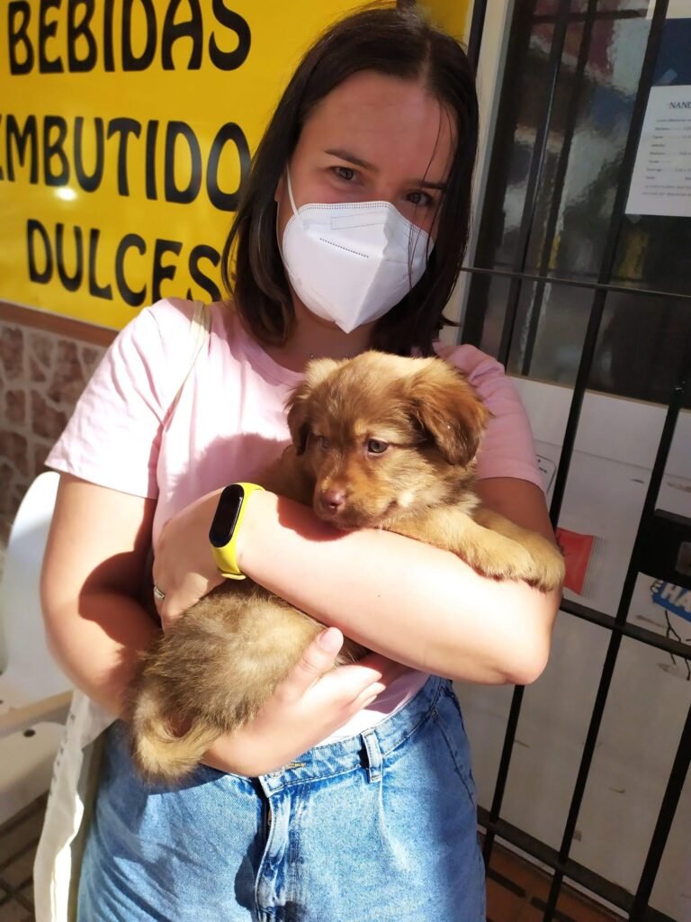 Ángela Padrón con Kobe de cachorro en brazos