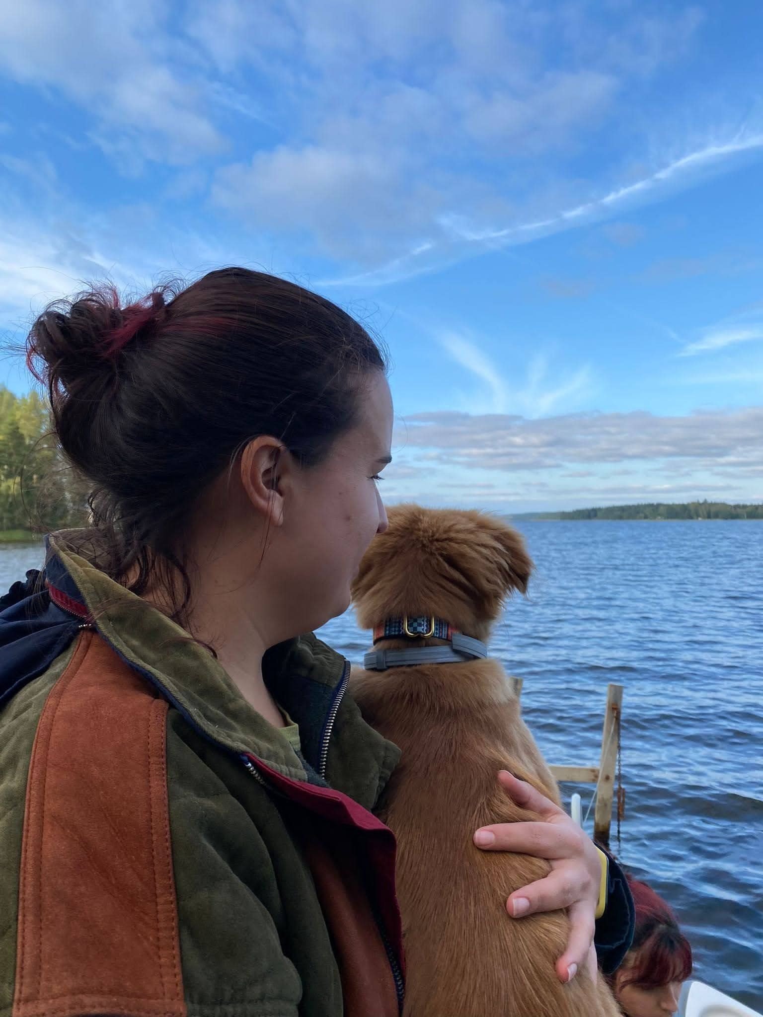 Ángela y Kobe mirando juntos un lago