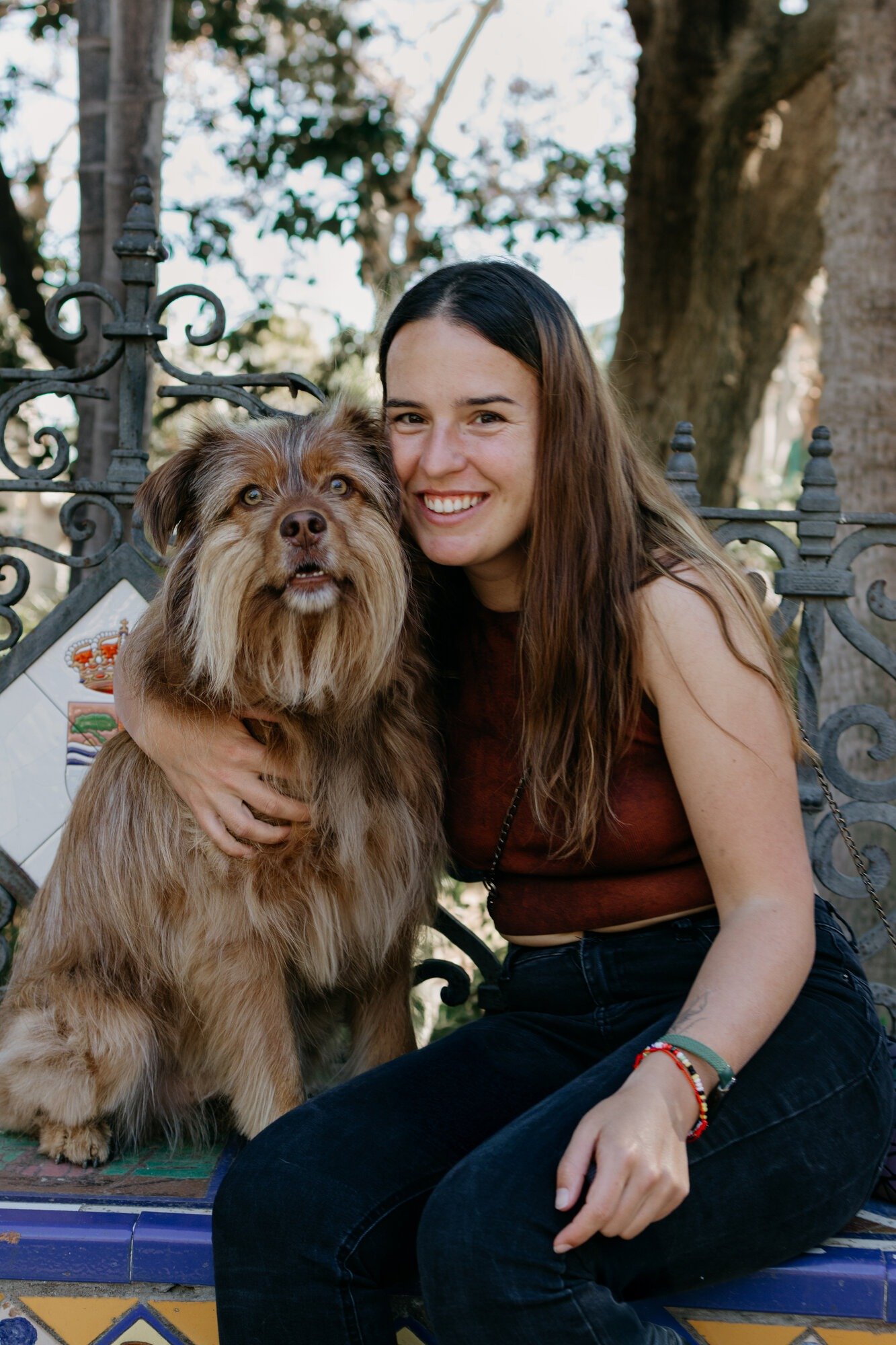 Ángela abrazada a su perro